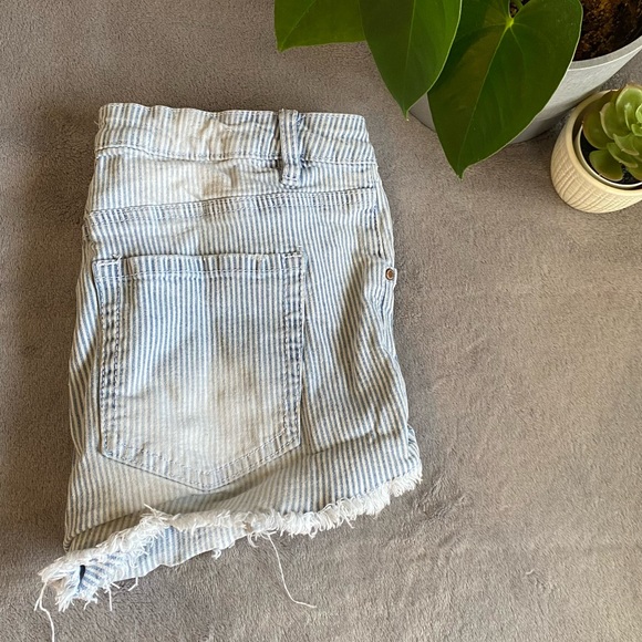 Eighty two denim pinstripe light wash Jean shorts - Picture 3 of 9